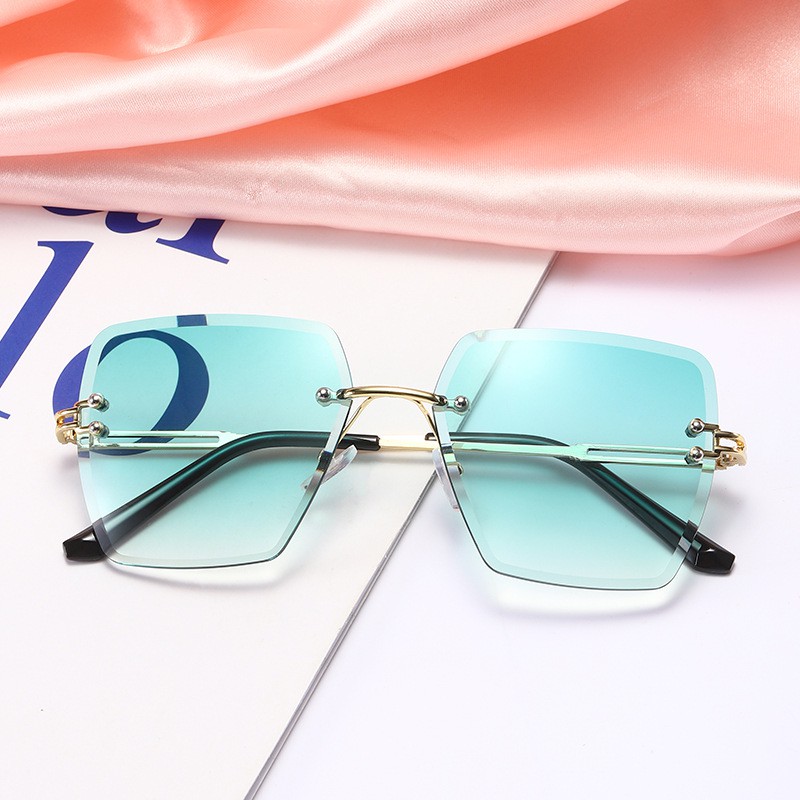 Kính râm thiết kế dáng vuông màu gradient sành điệu trẻ trung cho nữ