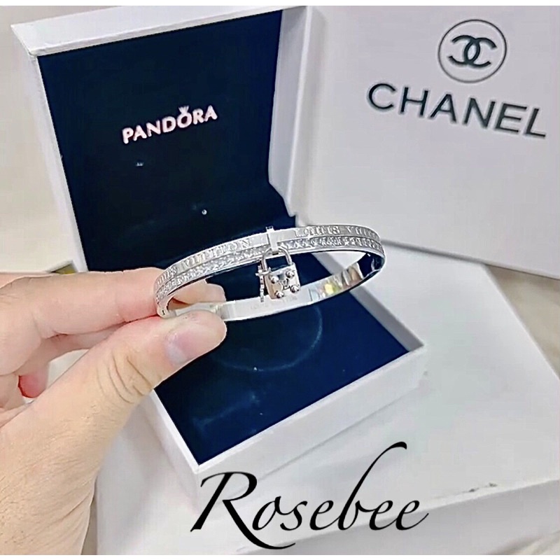 Vòng tay titan mặt khoá hiệu LV không gỉ