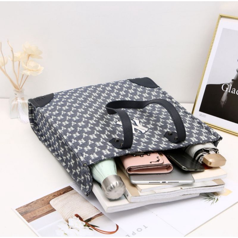 Túi Tote MLB NY Monogram Kèm Theo Ví Nhỏ Cầm Tay Unisex, Túi ToTe Cực Hot