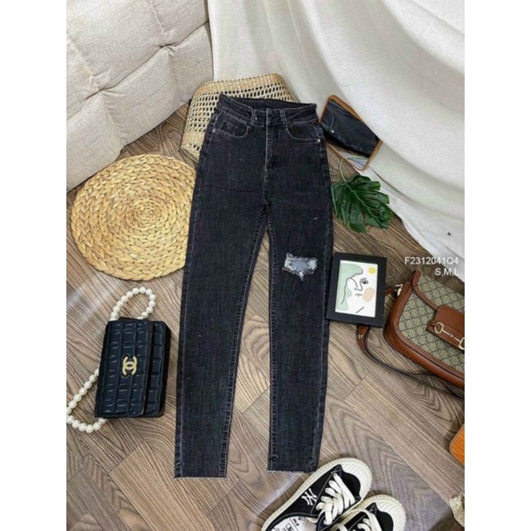 Quần jean dài ôm rách đùi bên lưng cao lai cắt