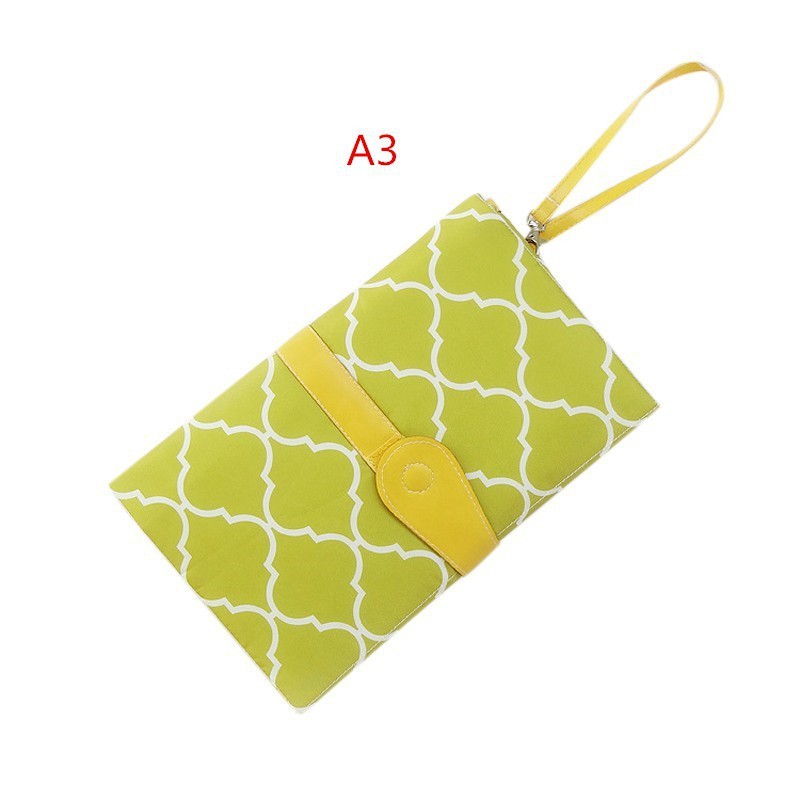 Tấm lót thay tã em bé thiết kế di động giữ sạch tay