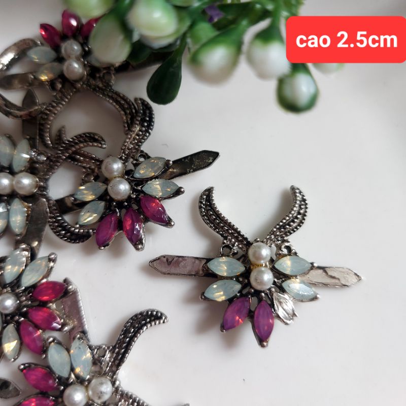 Hình trang trí kim loại, đính , cài và ghim trang trí.