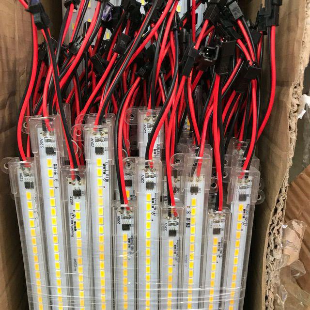 Thanh đèn led sử dụng trực tiếp điện 220V có vỏ nhựa, an toàn khi sử dụng, chỉ dùng trang trí trong nhà.