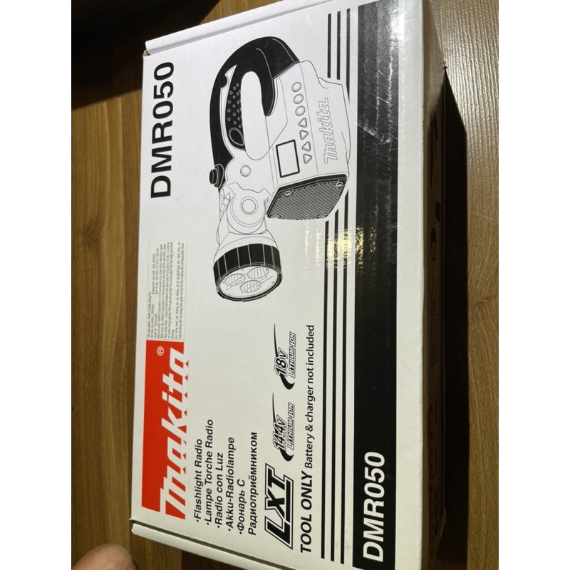Radio kết hợp đèn dùng pin 14.4 - 18V Makita DMR050 - Chính Hãng