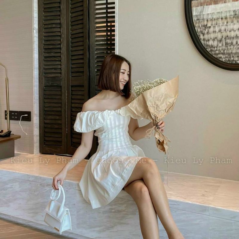 Đầm trắng xếp li eo bồng