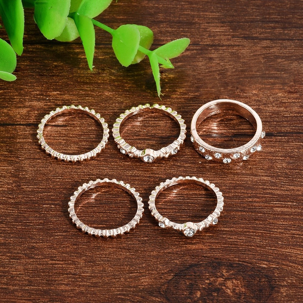 Bộ 5 nhẫn mạ vàng kiểu dáng khác nhau có đính kim cương nhân tạo
