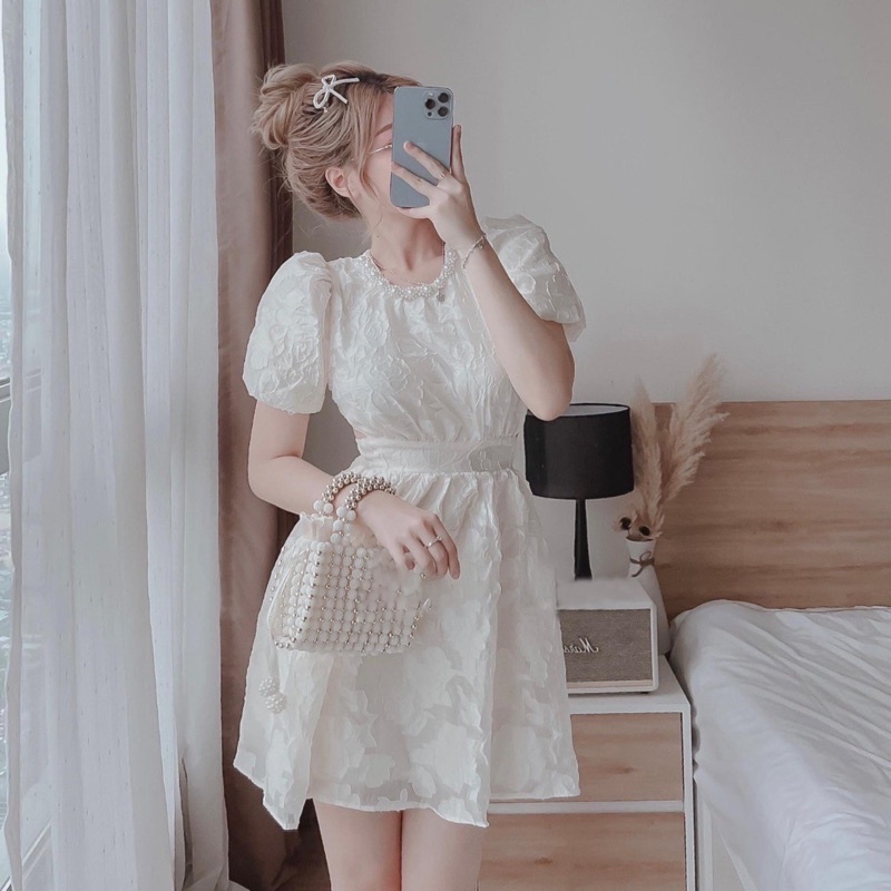 đầm kem cổ ngọc hở lưng