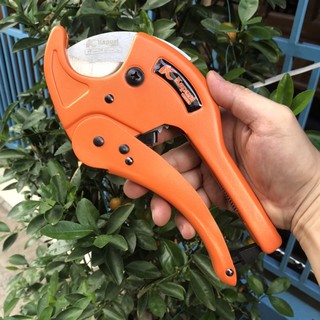 Kéo cắt ống phi 42 cực kỳ sắc bén, cắt nhanh chóng, rất tiện lợi