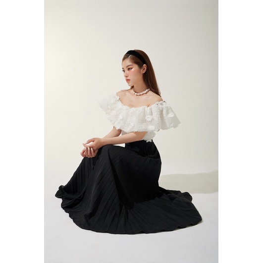 WHITELAZZ | Áo trễ vai bèo thêu hoa nổi - Helen Off-shoulder Top