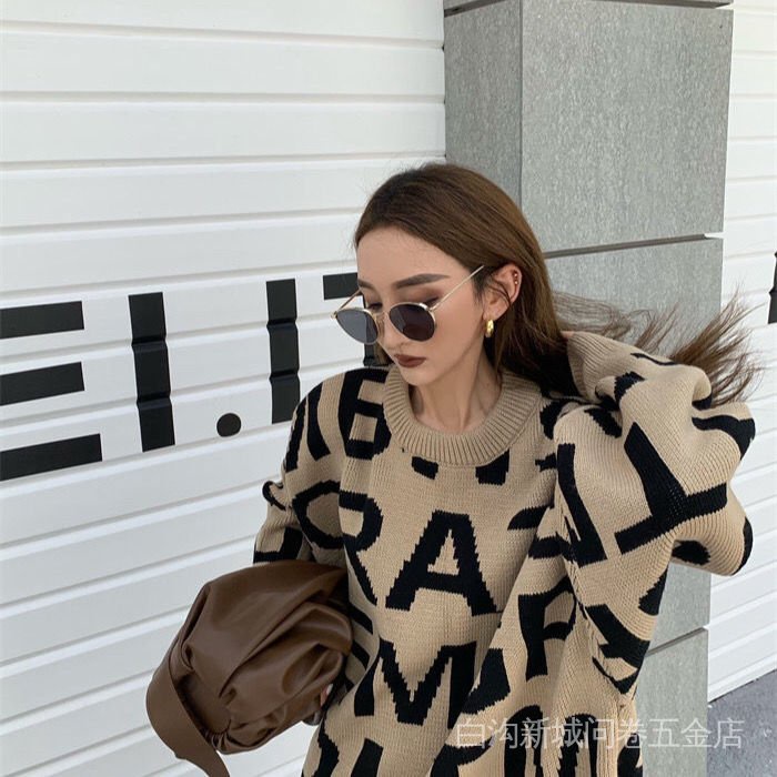 Áo Sweater Cổ Tròn Dáng Rộng In Chữ Phong Cách Mới Mùa Thu Đông Dễ Phối Đồ Cho Nữ