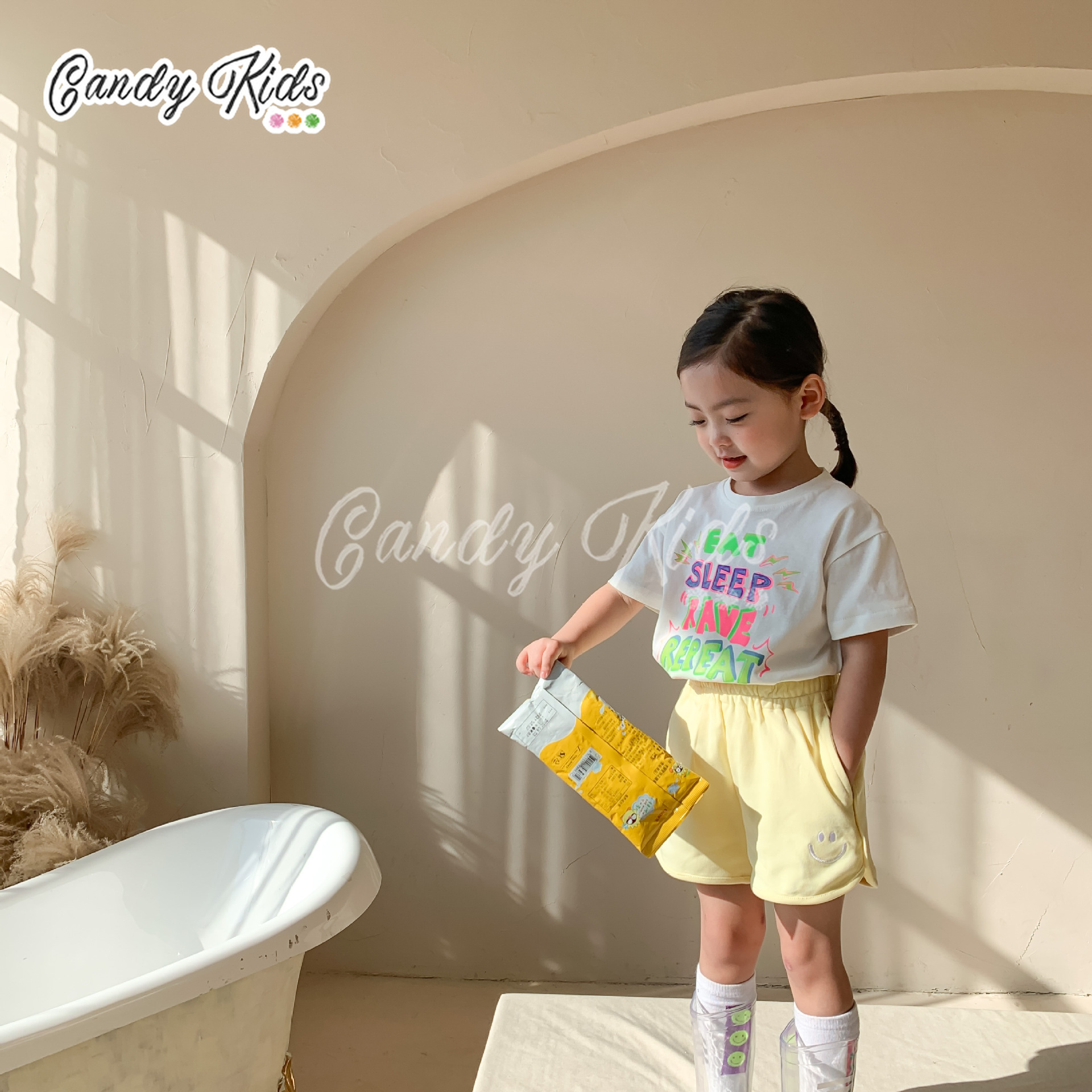 Quần Short Cotton Thêu Hình Mặt Cười Cho Bé 1-8 Tuổi