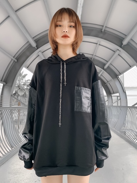 Áo hoodie phối tay da dây xích | BigBuy360 - bigbuy360.vn