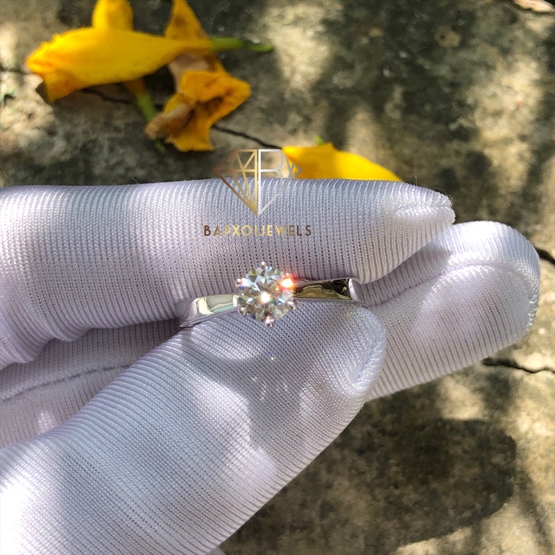 Nhẫn Moissanite viên chủ 5,4ly trắng nước D rực lửa ; Chất liệu bạc 925 mạ bạch kim