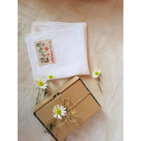 Khăn tay tơ tằm thêu tay họa tiết khóm hoa