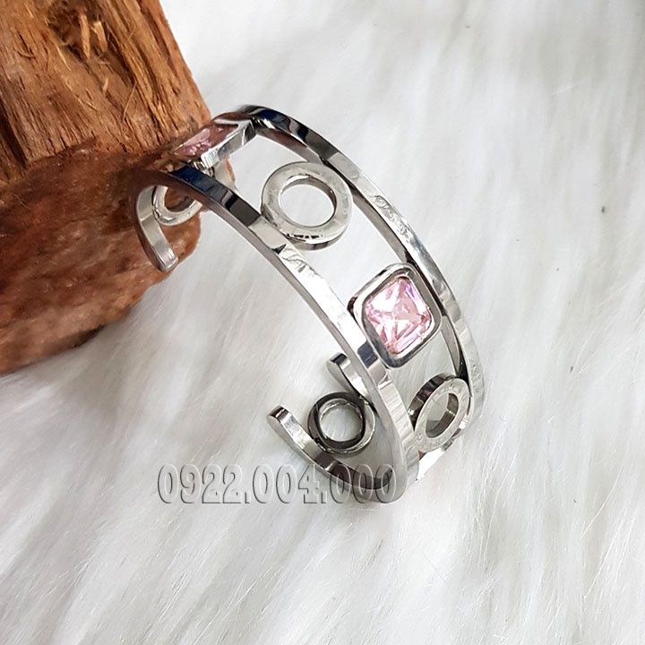 Vòng tay nữ đính đá hồng vuông cá tính.