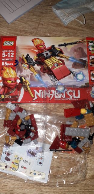 Lắp ráp 1 hộp LegoNinjutsu 99528 có nhiều chi tiết