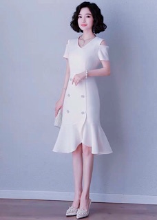 Đầm trắng đuôi cá 6 nút