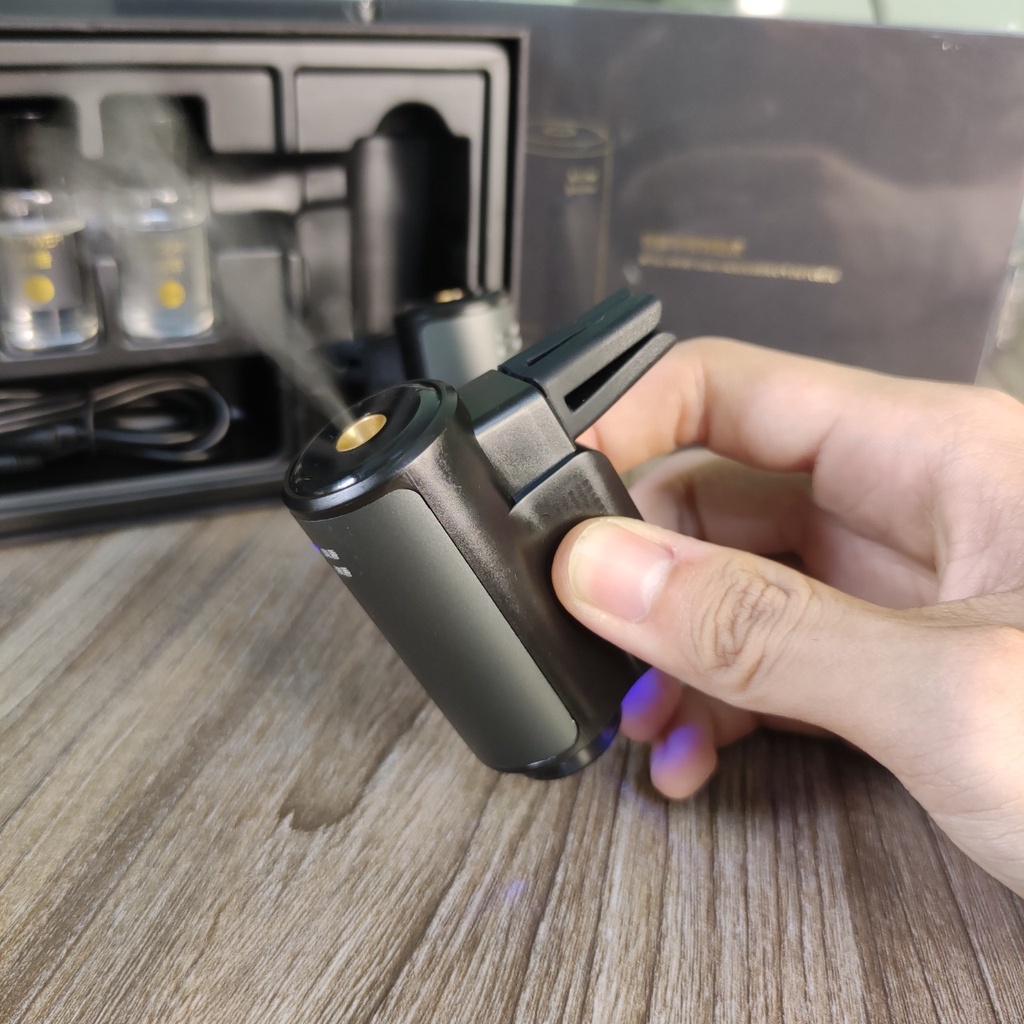 Máy khuếch tán tinh dầu nước hoa cài khe gió điều hòa xe hơi