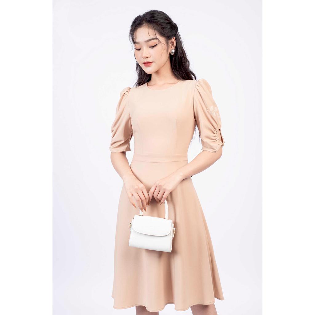 Đầm xòe cổ tròn, tay cộc thêu hoa MMOutfit M-DA060521223