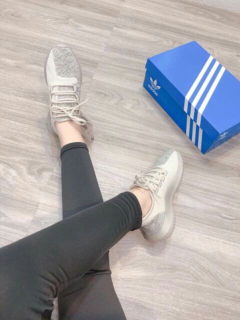 Giày thể thao màu xám có hộp