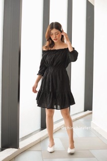 Váy trễ vai đen