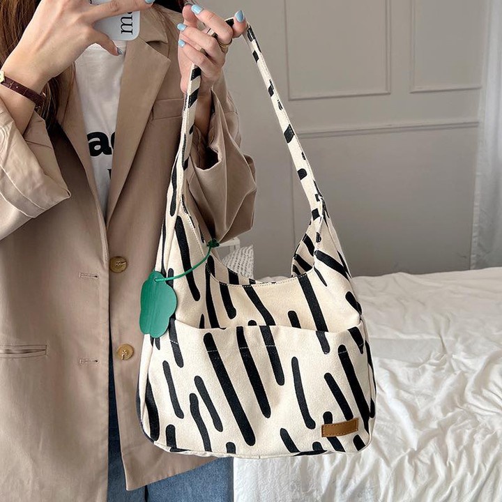 Túi tote đeo vai vải họa tiết vạch đen trắng quai cố định gắn tag xanh đáng yêu