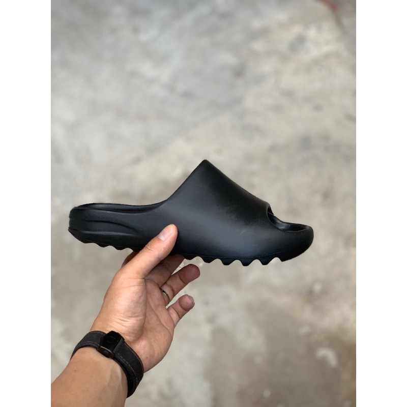 Dép thể thao đen trơn