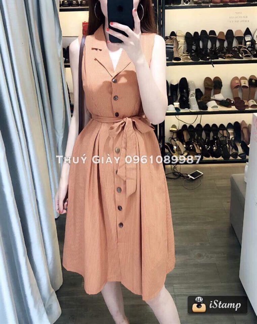 Váy kẻ cúc giữa