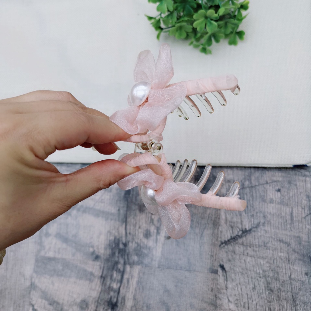 Kẹp Tóc Vải Lụa Hình Hoa Đính Ngọc Trai Giả Duyên Dáng