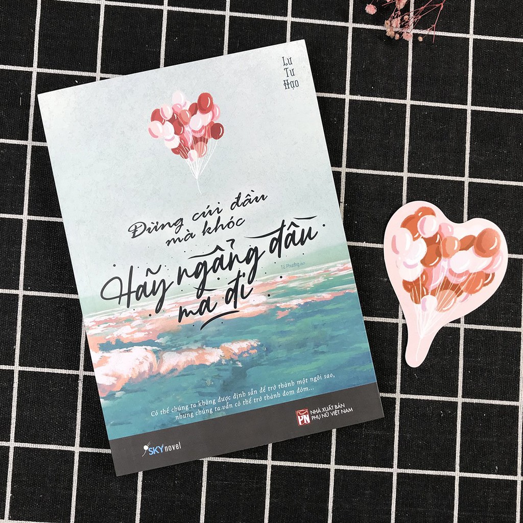 Sách - Đừng Cúi Đầu Mà Khóc, Hãy Ngẩng Đầu Mà Đi (Kèm Bookmark) - Lư Tư Hạo - Thanh Hà Books HCM