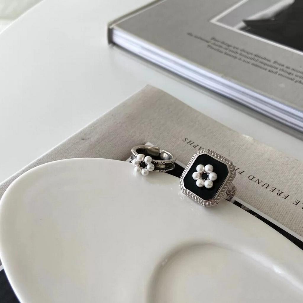 Nhẫn màu đen đính ngọc trai nhân tạo họa hình hoa độc đáo