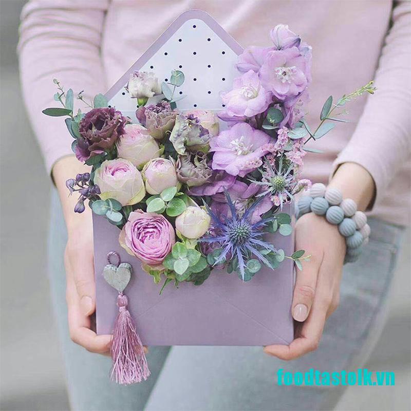Hộp giấy gấp kiểu phong bì đựng hoa làm quà tặng độc đáo