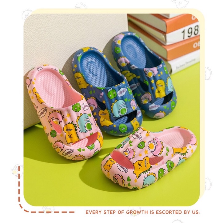 Dép lê quai ngang bánh mì trẻ em hoạ tiết khủng long bít mũi bảo vệ bàn chân bé mã DLC4