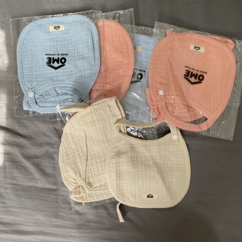 Set mũ + yếm vải xô cho bé Ôme