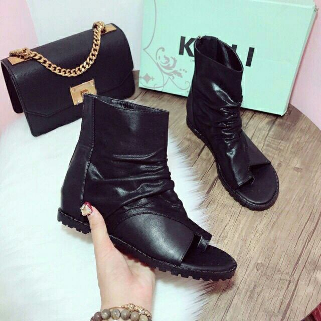 Bốt da xỏ ngón