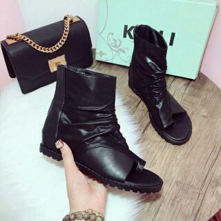 Bốt da xỏ ngón