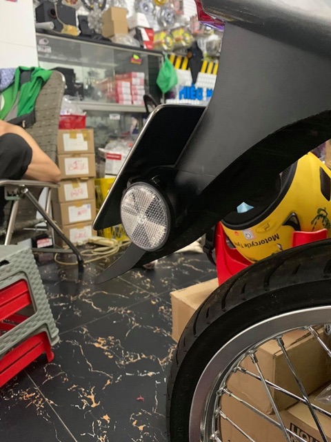 Mắt mèo phản quang màu trắng