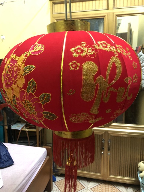 ĐÈN LỒNG 60cm chất liệu vải nhung đỏ với hoa văn, chữ trang trí 3D cựcđẹp mang lại may mắn.