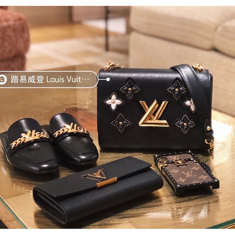 túi xách Twist vừa với họa tiết sang trọng: da nhiều lớp và đinh tán hoa Mổngam phom cứng louis vuitton LV