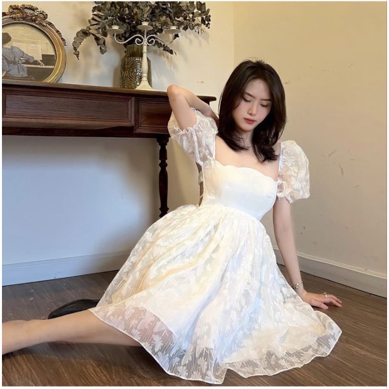ĐẦM VOAN HOA TRẮNG TAY PHỒNG CỔ VUÔNG HỞ LƯNG