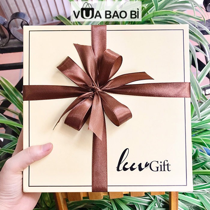 Hộp đựng quà vuông màu trắng sữa - hộp quà sang trọng LuvGift kèm nơ rơm lót