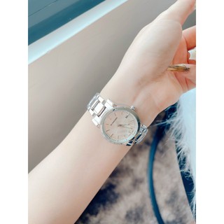 Đồng hồ Burberry nữ dây kim loại đẹp xao xuyến mọi ánh nhìn ôm tay