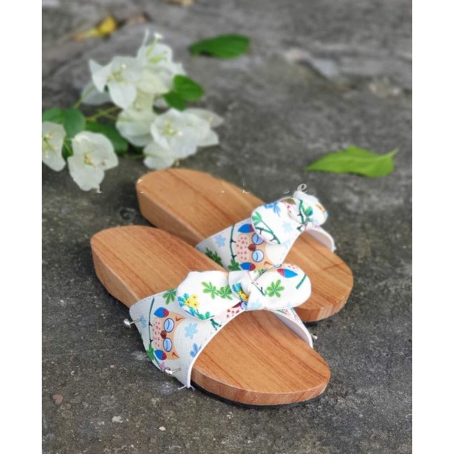 Guốc gổ thiên nhiên  đế trơn quai tự chon dành cho bé