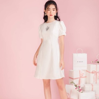 Đầm thêu cổ tròn viền chỉ xinh xắn