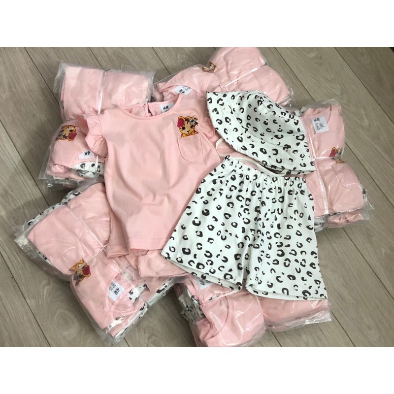 Bộ bé gái cộc tay mèo hồng kèm mũ vành HM