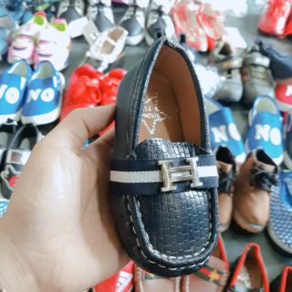 2 đôi giầy bé cho Huệ