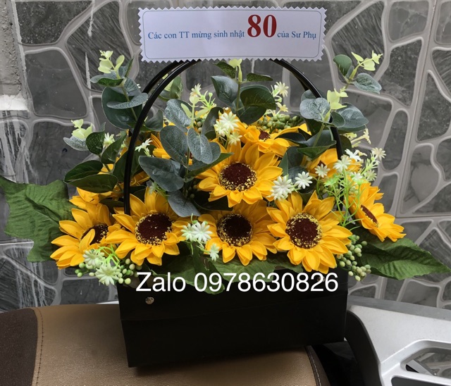 Hoa sáp hướng dương, giỏ hoa sáp hướng dương kết hợp lá Mimosa đẹp sang trọng.