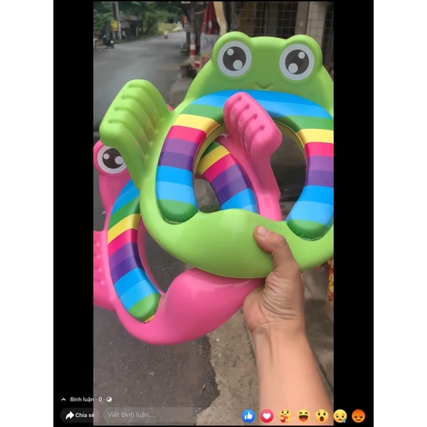 Bệ thu nhỏ bồn cầu - Ghế ngồi toilet mềm mại hình ếch có tay cầm cho bé màu xanh và hồng