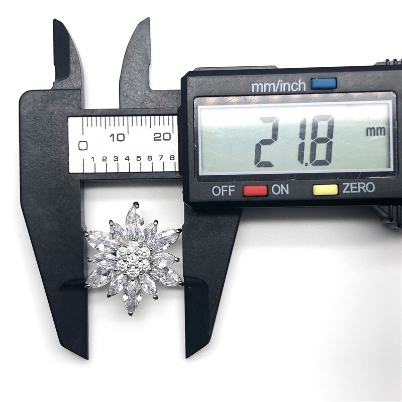 Khuy nút cúc cánh hoa bằng đồng đính đá zircon trang trí