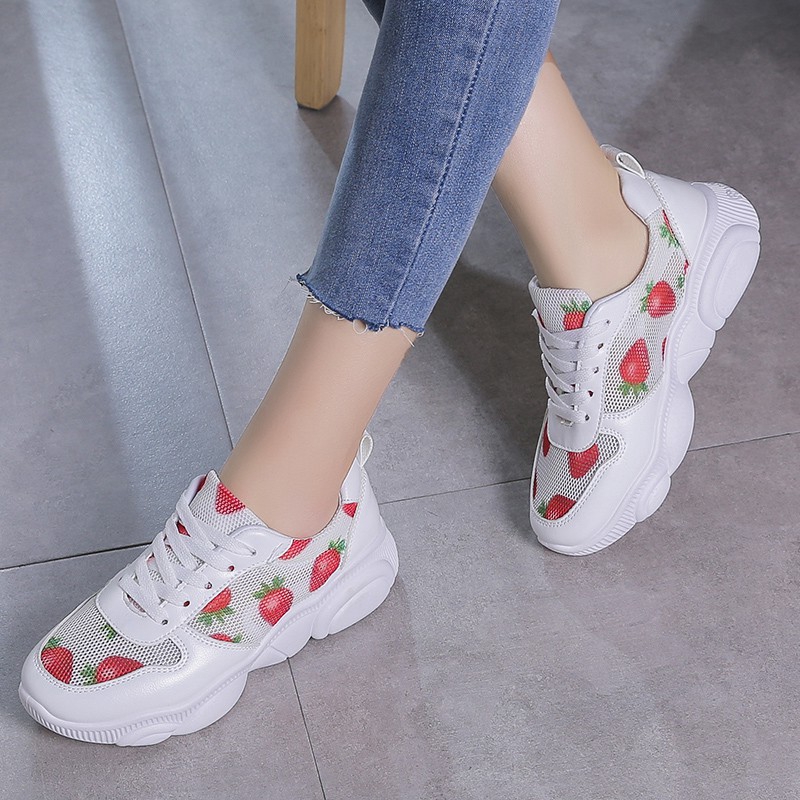 Giày sneaker thoáng khí hình dâu tây cho nữ